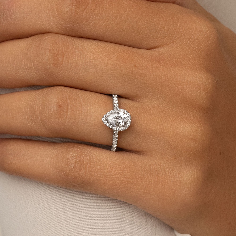 Bague de fiançailles modèle Délicate taille Poire Maison Amantys