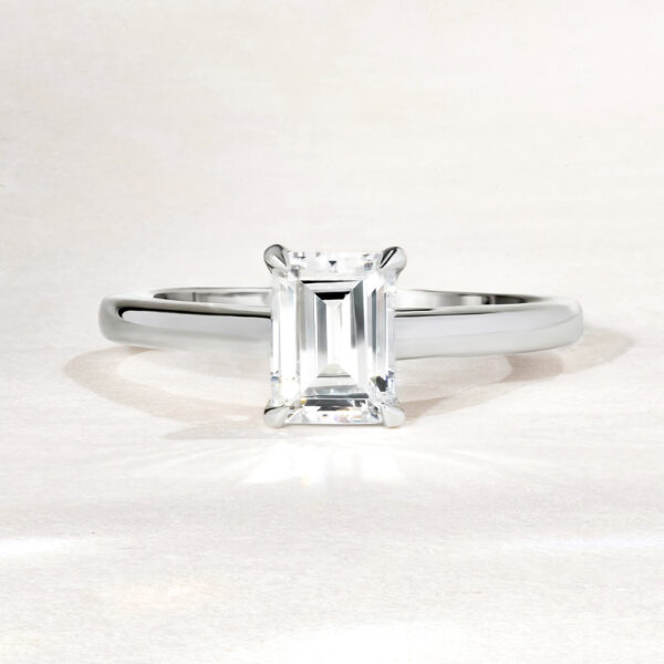 Bague de fiançailles solitaire modèle Éternelle de la Maison Amantys.