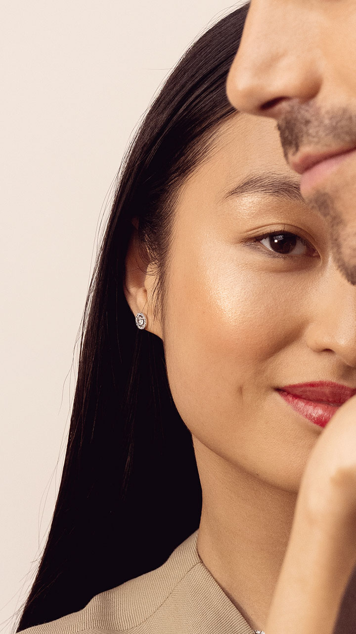Jeune femme portant des boucles d'oreilles en diamants modèle Délicate de la Maison Amantys